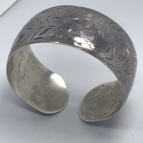 Vintage Etched Silver Cuff Bracelet for a petite wrist - new photo’s added - Picture 12 of 13